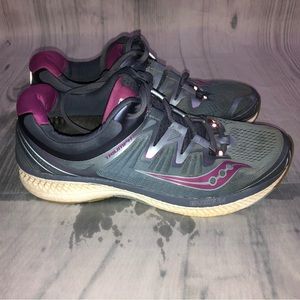Women’s Saucony Triumph Iso 4 sneakers size 10W
